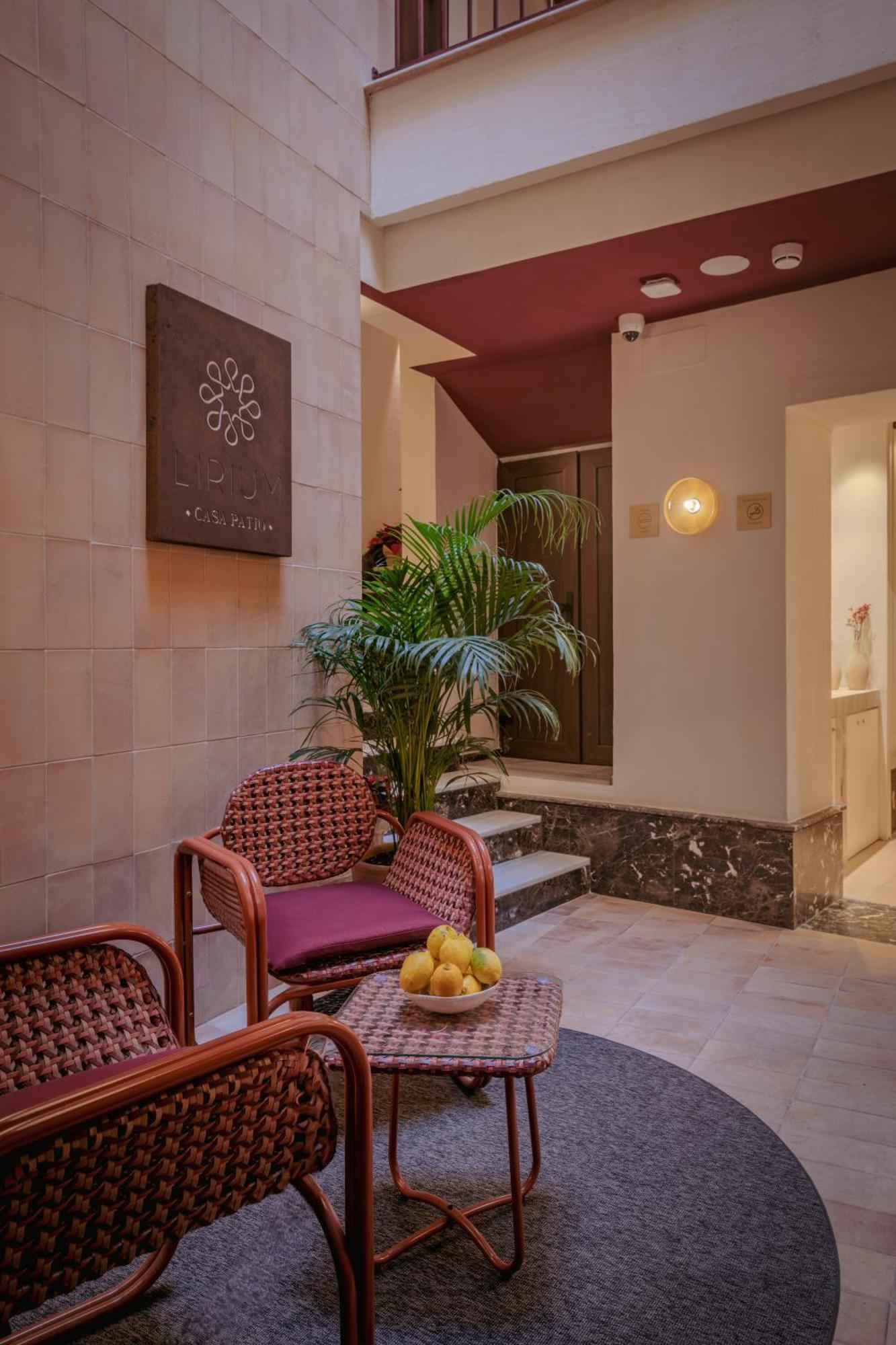 Lirium Casa Patio Hotel Sevilla Bagian luar foto